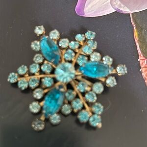 Vintage costume, jewelry, brooch. Star/flower light & dark blue stones. 2 inches